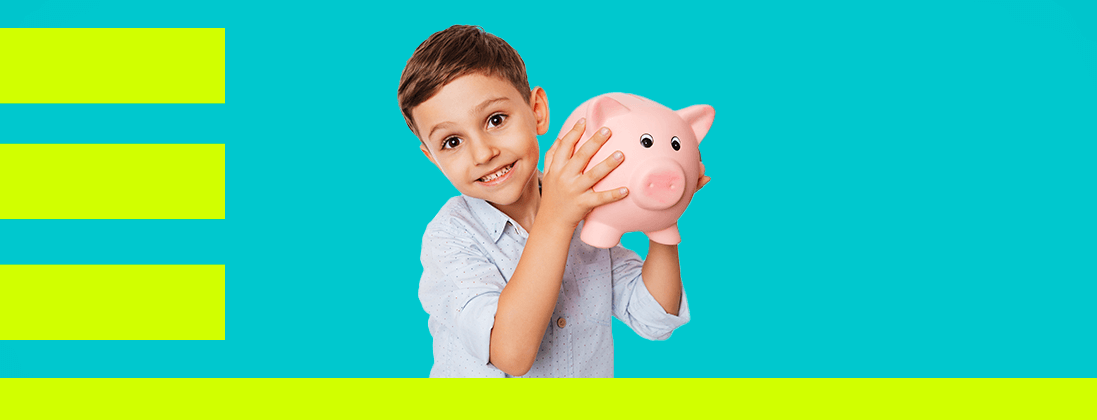 Imagem mostra uma criança de camisa azul, segurando um porquinho rosa, com um fundo azul. Representação a educação financeira infantil.